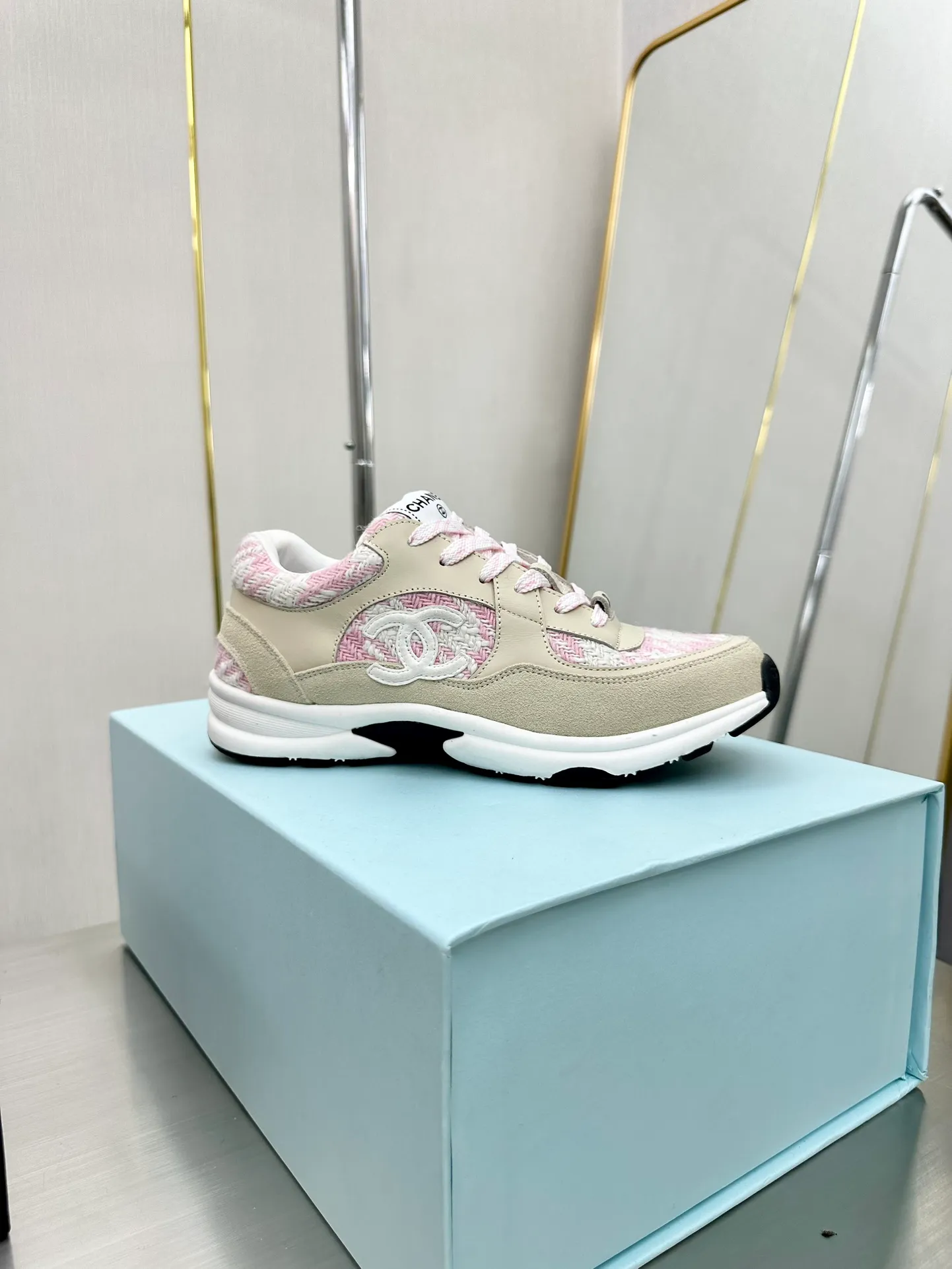 👟👟Ex-factory price 480 👟👟Chanel Chanel - 2023 counter top casual sports shoes This classic design; the upper is electro-embroidered with a variety of crafts; the outsole is fashionable and sporty; it is unusual to incorporate a variety of color matching elements... The diversified mix and match is very good-looking and versatile, casual, fashionable, sports and outdoor can be taken into account... ꫛꫀꪝ Go➫ Material: ❶Upper is made of: Original imported mercerized velvet + double-layer breathable mesh ❷Inner use: original imported breathable mesh ❸Outsole based on: original TPU combination outsole Full set of boutique packaging for women 35–41 men 38-46
